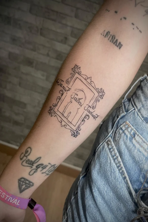 tatuaje de linea fina