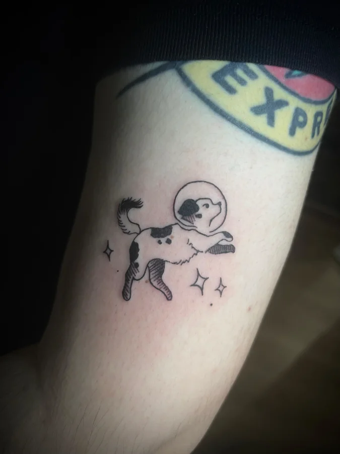 tatuaje de perro astronauta