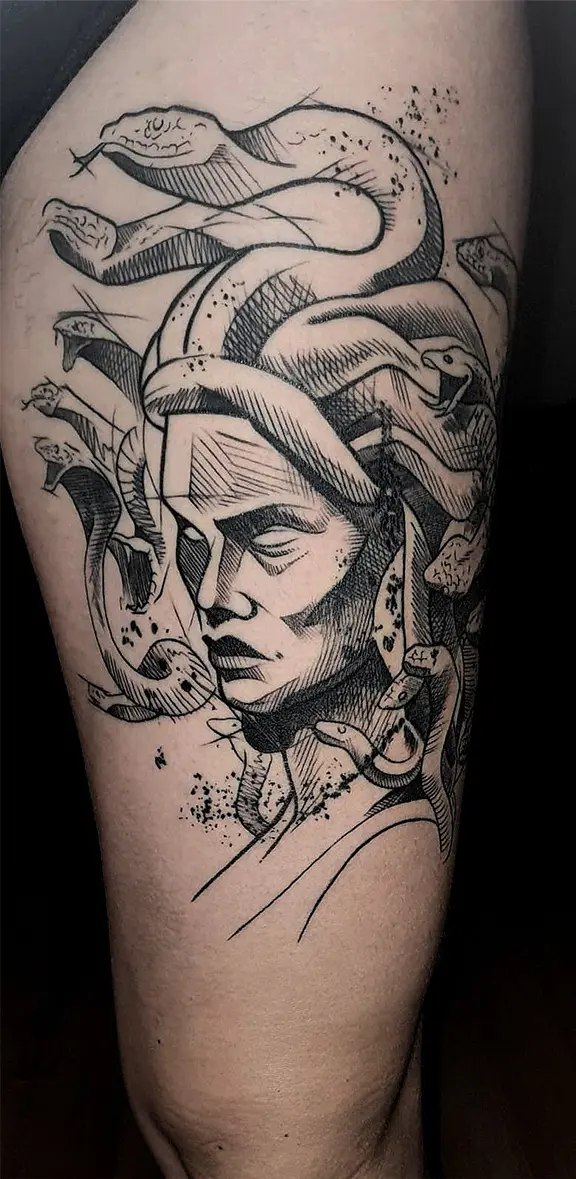 Blackwork - Mujer con serpiente en la cabeza
