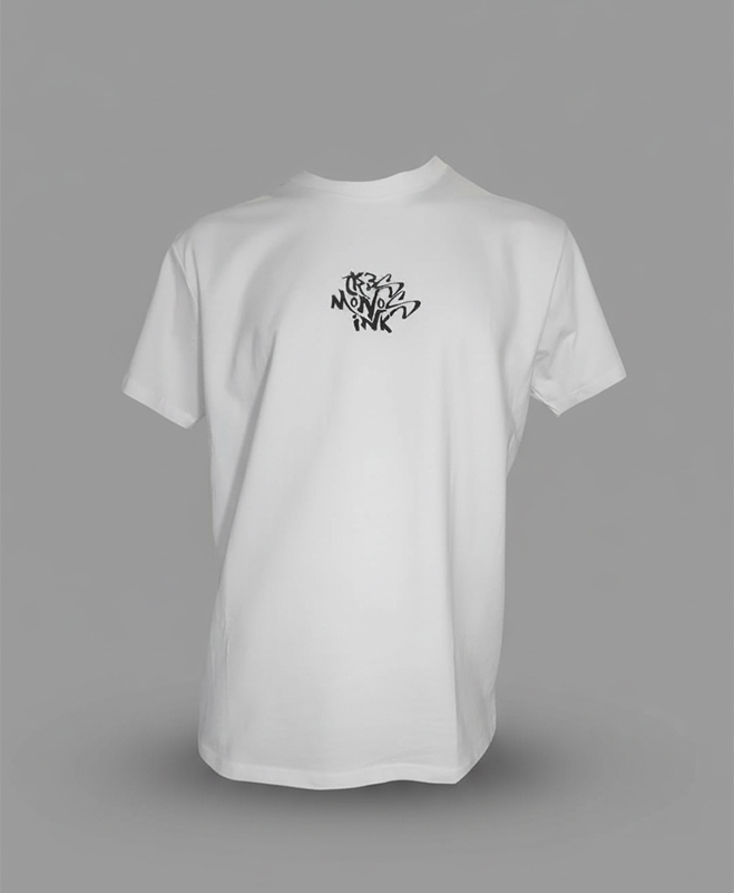 Camiseta blanca con logo en el pecho y espalda
