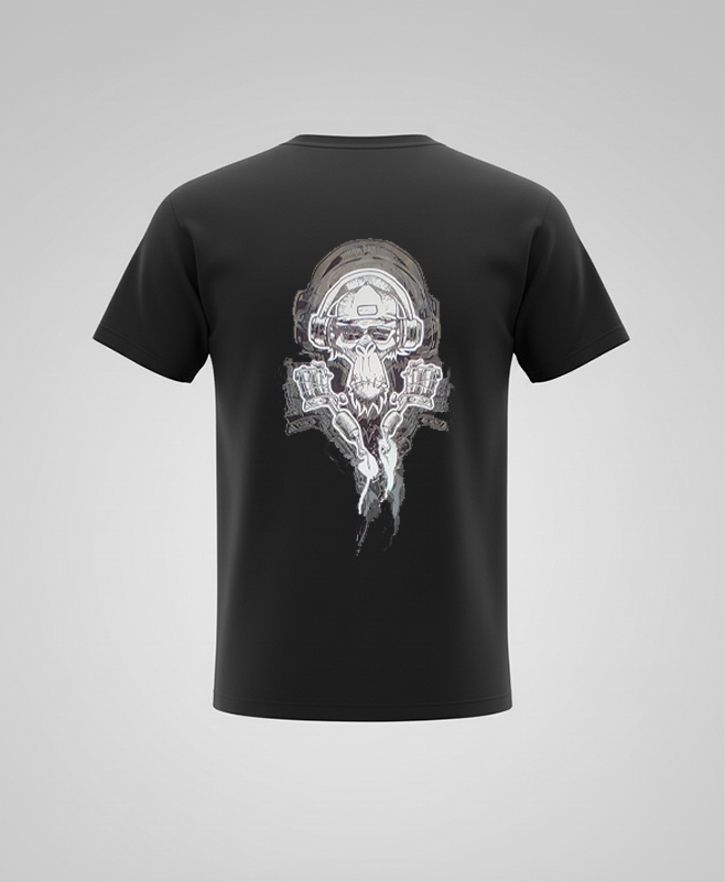 Camiseta negra con logo en la espalda